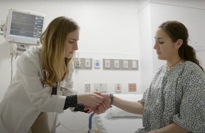 Кодирование Аквилонг в Сердобске Врач держит пациентку за руку