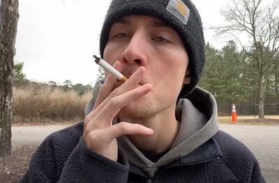 Лечение зависимости от табакокурения в Сердобске Мужчина с сигаретой делает затяжку